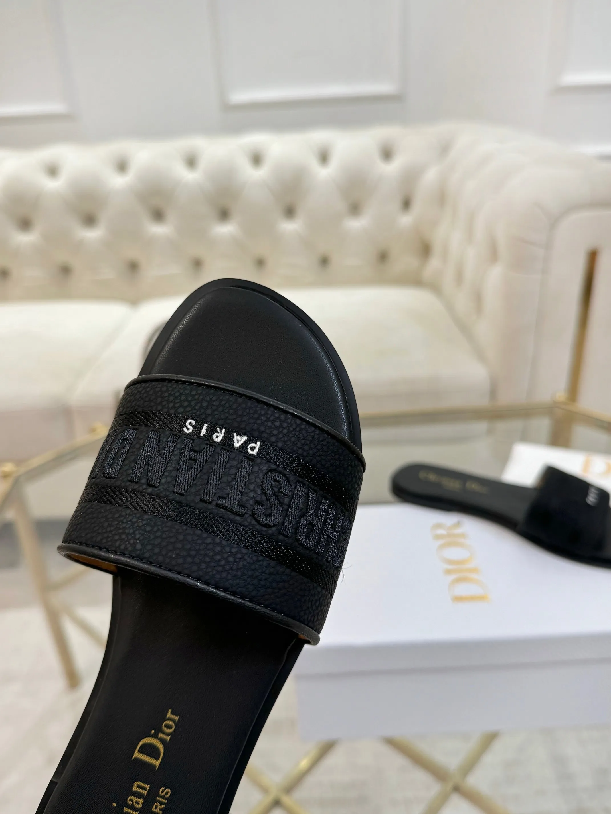 👟👟Ex-factory price 340👟👟 Genuine leather sole +40 Dior new style cowhide surface, sheepskin lining + embroidery process, 5 colors optional, code size 35-42, rubber sole, genuine leather sole +40